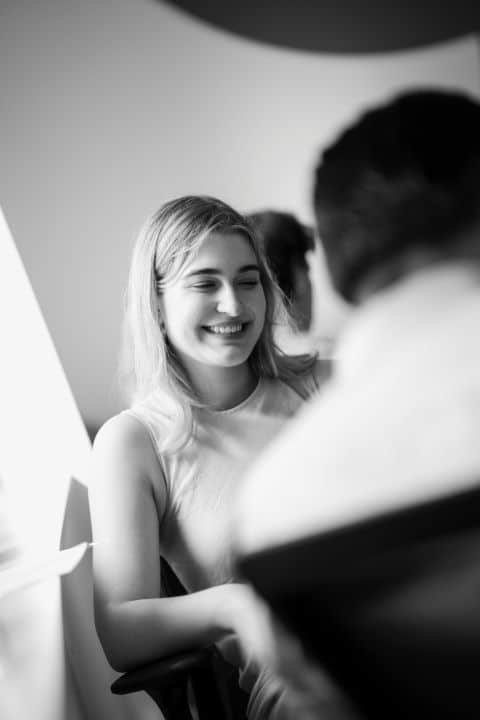 Young woman smiling during Nuans' contribution to Resolvus inspiring Network Day, an M&A workshop event for entrepreneurs.