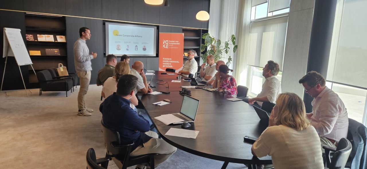 Nuans attorney presenting to COOs at Voka West-Vlaanderen Lerend Netwerk COO session at Agristo, with participants seated aro